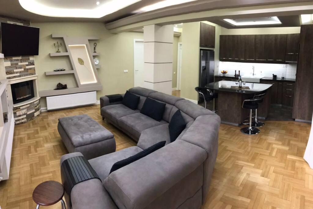 Finer Things Flisvos Beach Condo In Palaio Faliro Athènes Extérieur photo